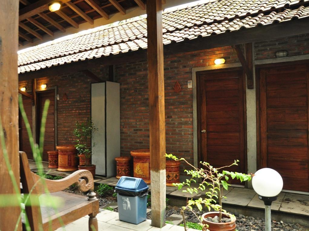 Cempaka Guest House Магеланг Екстериор снимка